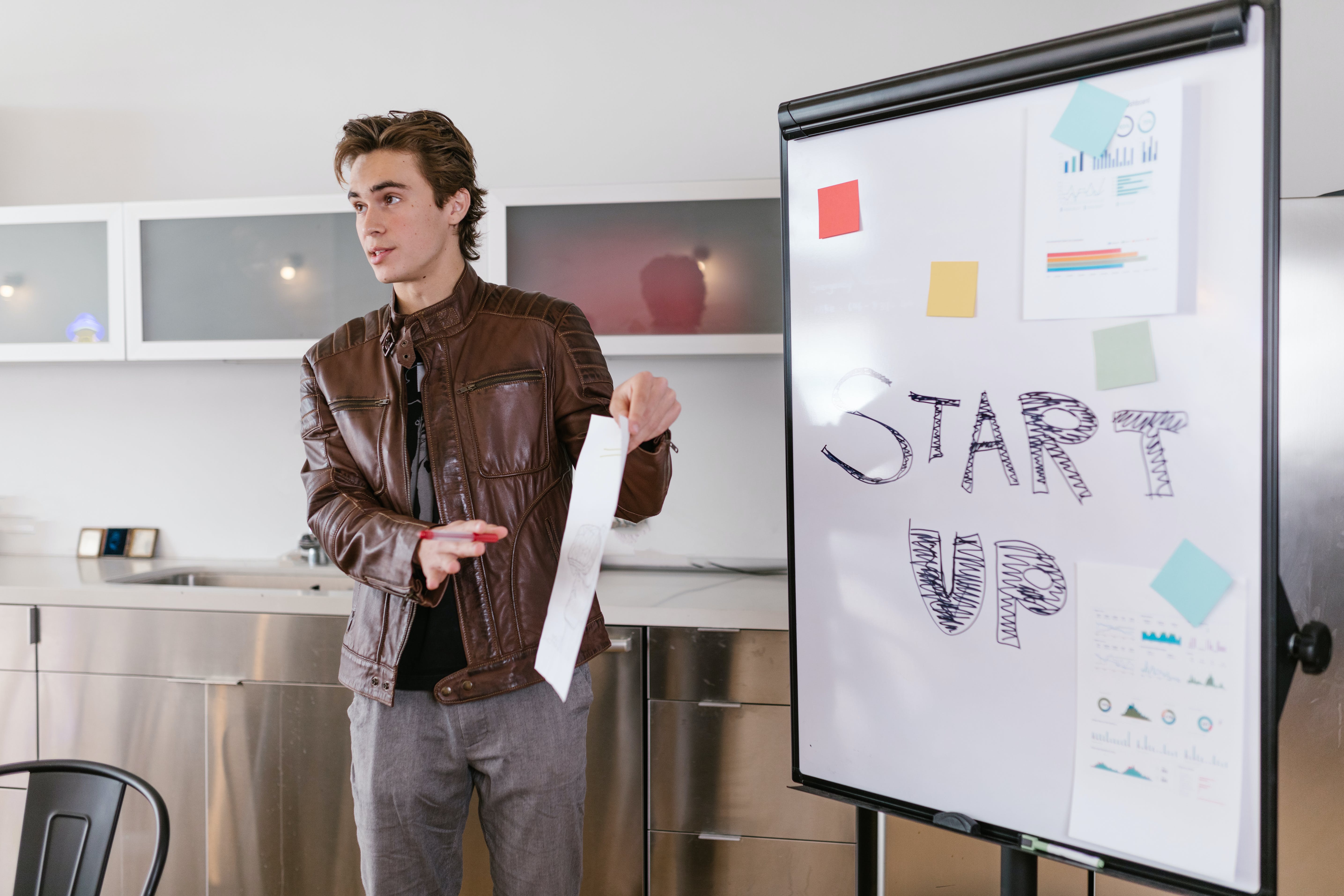 Creating a Pitch Deck 101: Ultimate 2024 Guide for Startups